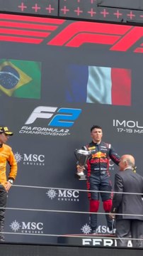 Isack Hadjar devient le premier pilote de Formule 1 maghrébin. Né à Paris, il prendra part à la prochaine saison avec l’écurie Racing Bull sous le drapeau français !