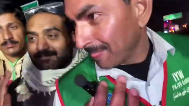 ایسا منظر آپ نے پہلے کبھی نہیں دیکھا ہو گا پی ٹی آئی کارکنوں نے ڈنڈے ہاتھوں میں اُٹھا لیے