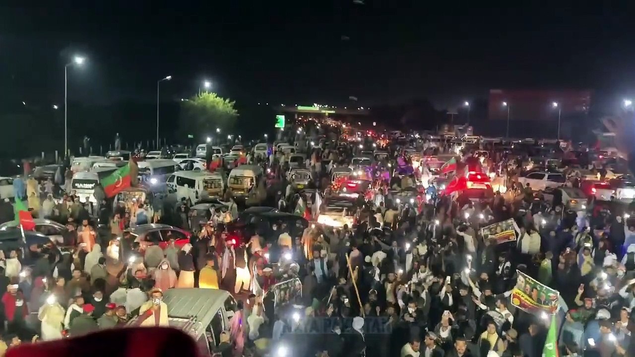 آخری رکاوٹ عبورکرتے ہوئے لاکھوں لوگ اسلام آباد میں داخل۔۔وڈیوکوپوری دنیا میں پھیلادو