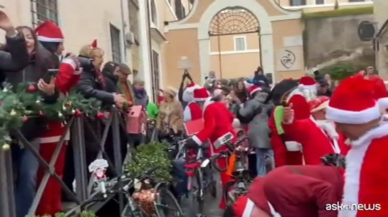 Centinaia di Babbo Natale in bicicletta per le strade di Roma