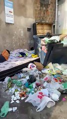 Homem é flagrado dormindo em meio a lixo em Salvador