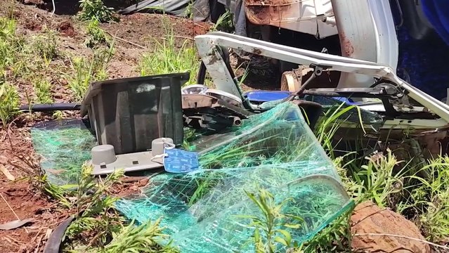 Caminhão carregado com esterco tomba em estrada rural de Cascavel