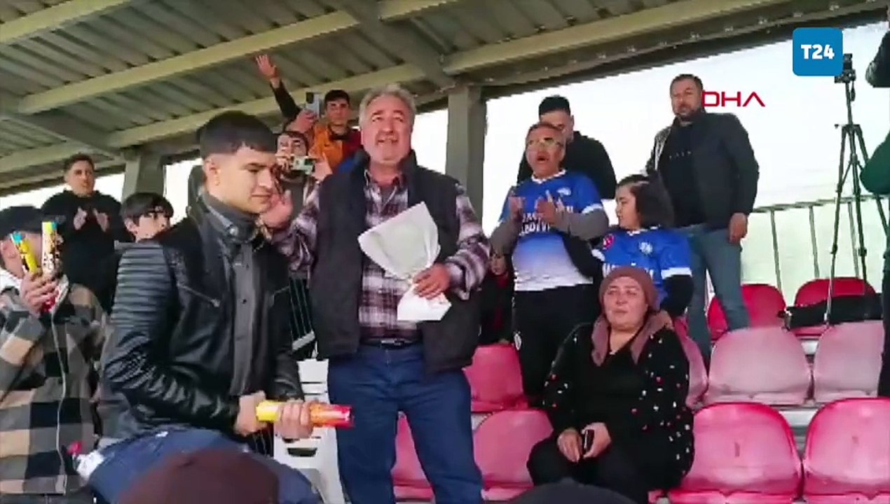 Tribünde davullu zurnalı evlilik yıl dönümü kutlaması