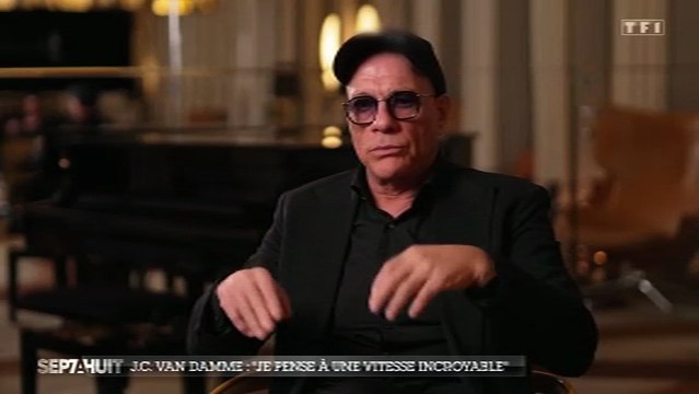 Jean-Claude Van Damme déconcerte Audrey Crespo-Mara dans Sept à Huit