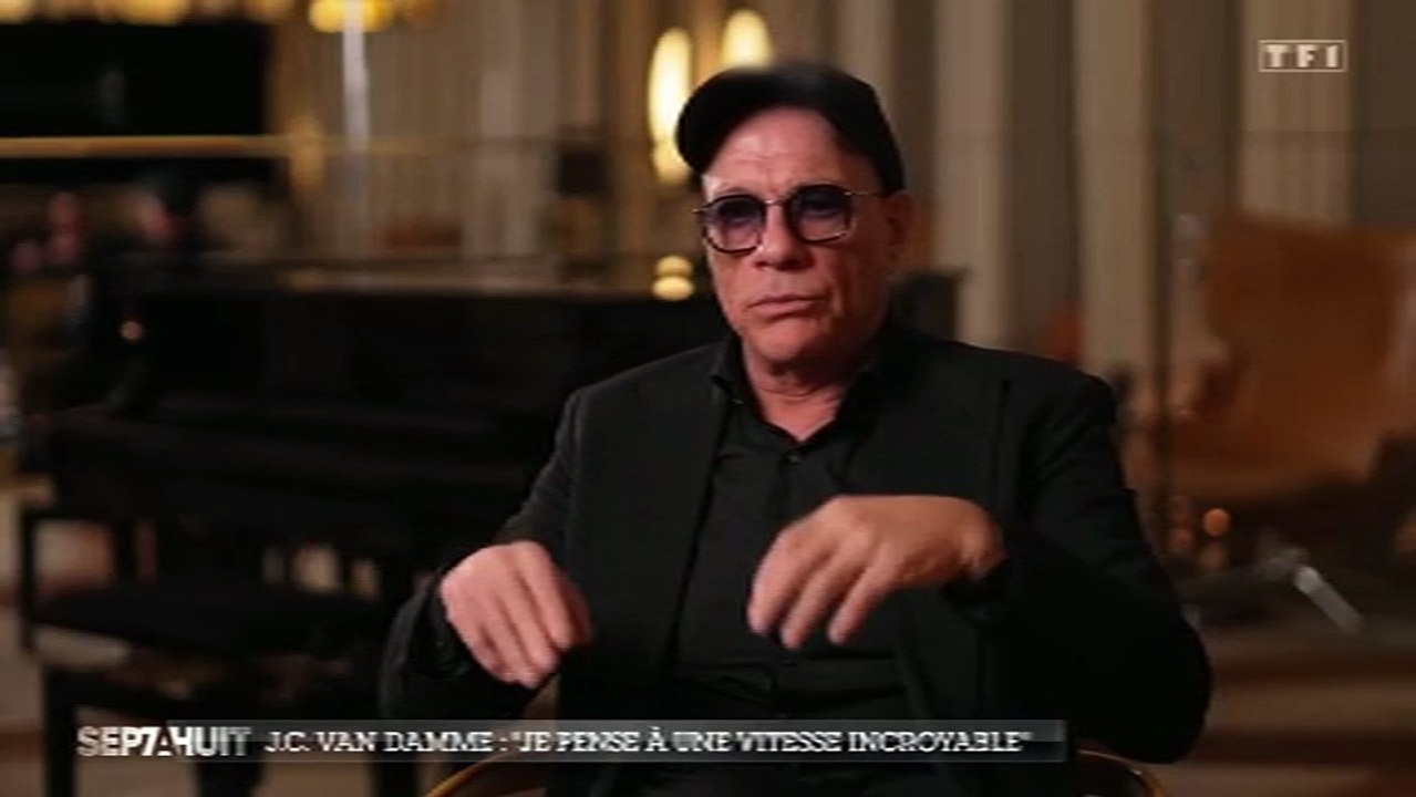 Jean-Claude Van Damme déconcerte Audrey Crespo-Mara dans "Sept à Huit"