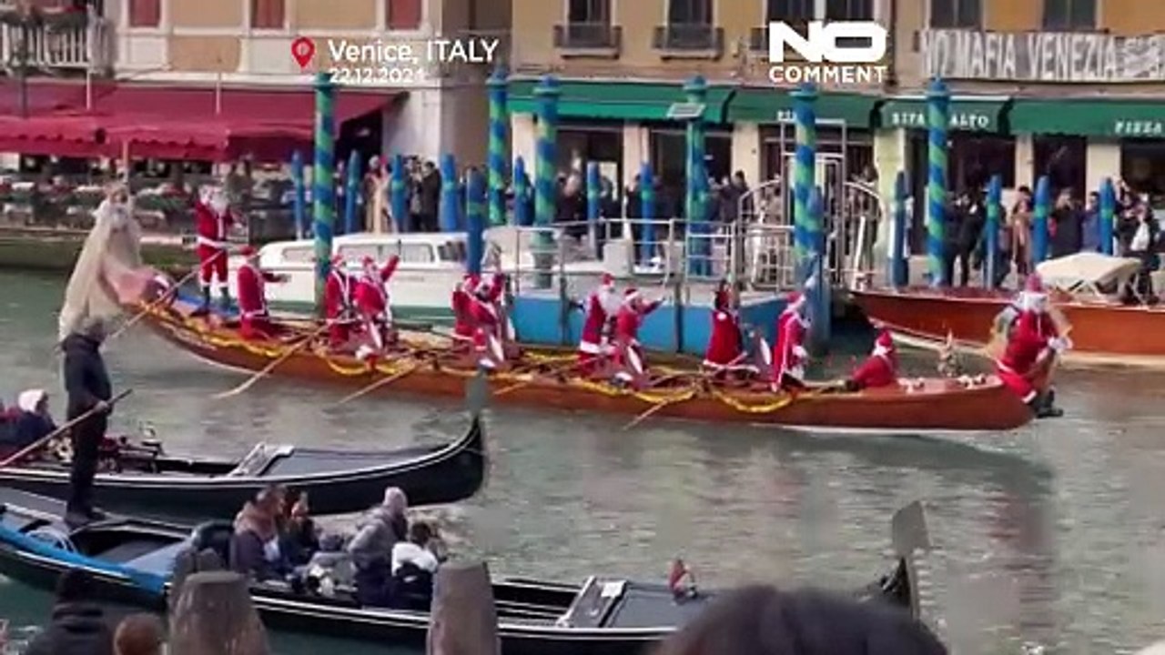 Venedig: Weihnachtsmänner rudern über den Canale Grande