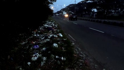 Sampah di Tepi Jalan Raya Kapetakan, Kabupaten Cirebon