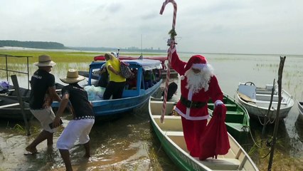 Brésil: le père Noël apporte des cadeaux à une communauté amazonienne