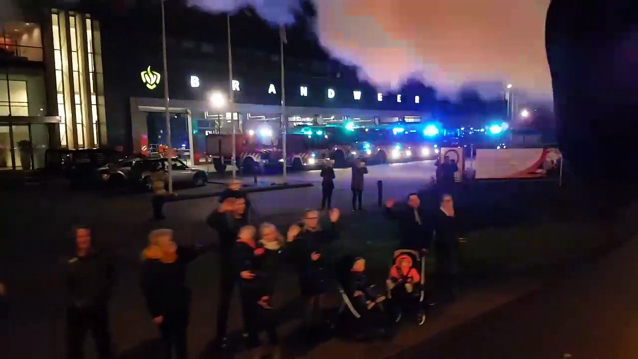 Wow wat een gave avond! Ik mocht voorop meerijden met de verlichte truck parade in Zeist.  De brandweer van Zeist deed ook gezellig mee! Bedankt Jop Nieuwenhuizen voor deze topavond!!