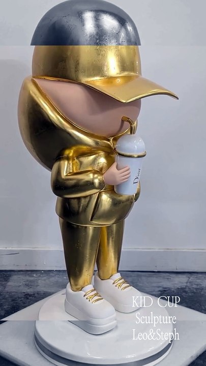 Découvrez le duo Léo & Steph, qui se cache derrière le succès de "Kid Cup", ce petit personnage sans visage pour lequel de nombreuses célébrités craquent !