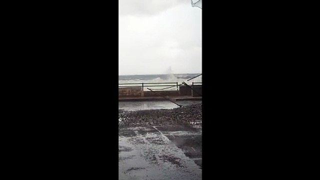 Mareggiate e danni sul lungomare, il maltempo non dà tregua al Tirreno Cosentino: grandine e onde alte a Fuscaldo