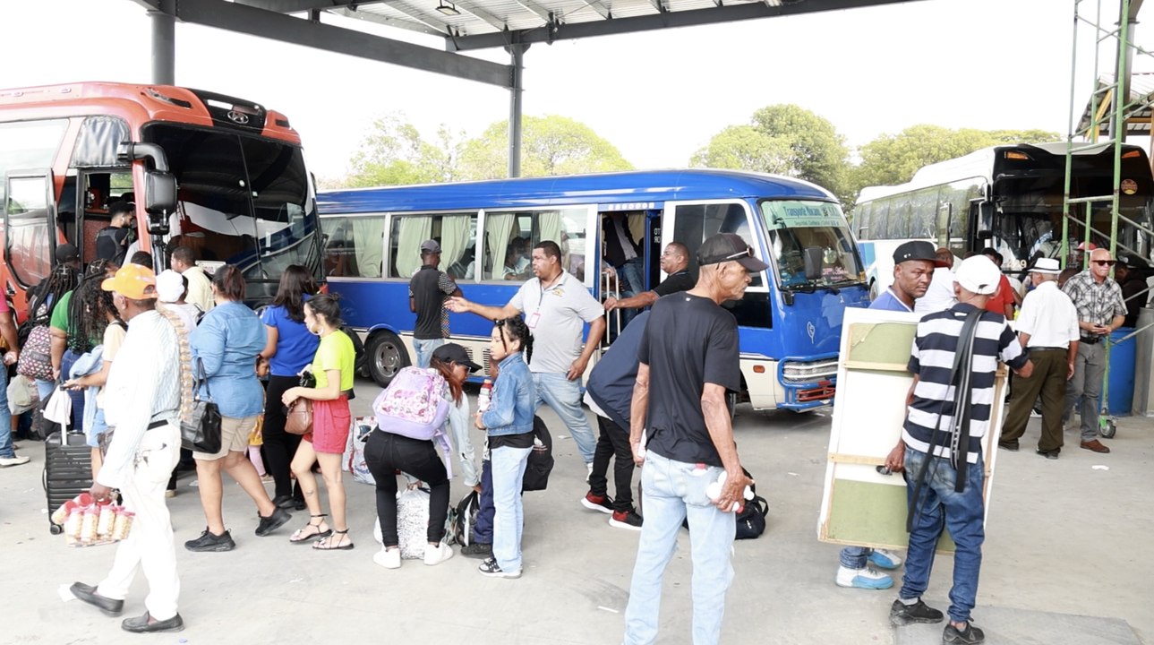 En la víspera de Nochebuena, aumenta la cantidad de pasajeros en las terminales de autobuses