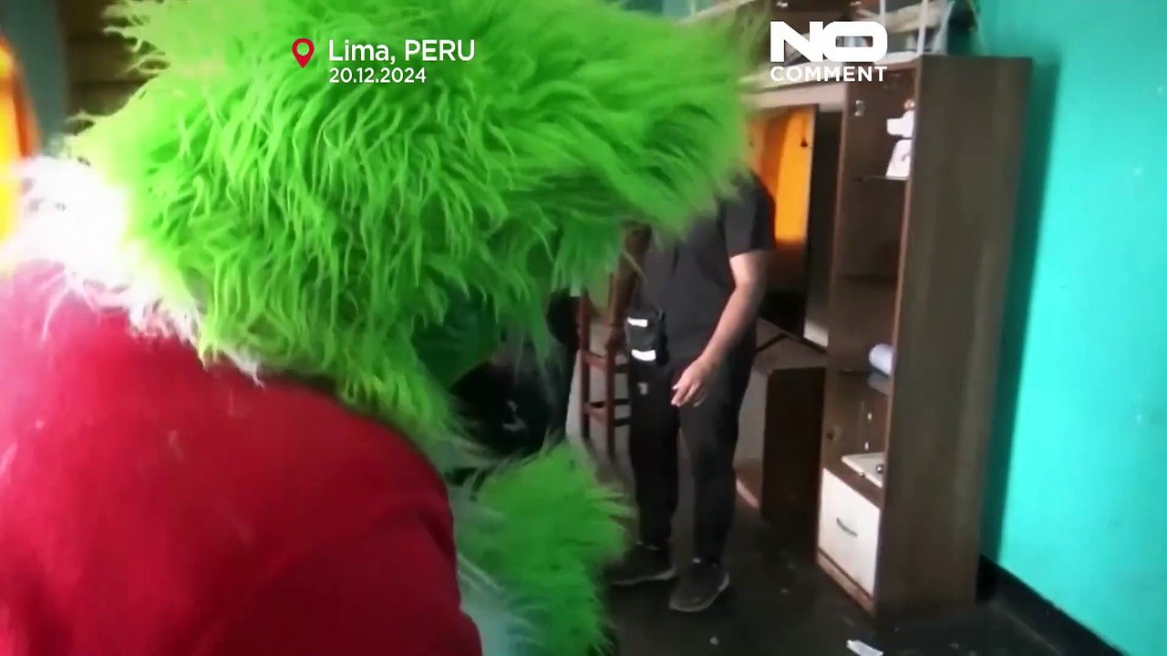 No Comment: Grinch-Polizist verhaftet Drogenhändler in Peru