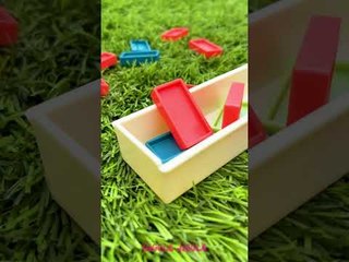 Cette poupée en sait beaucoup sur les trains et les dominos.