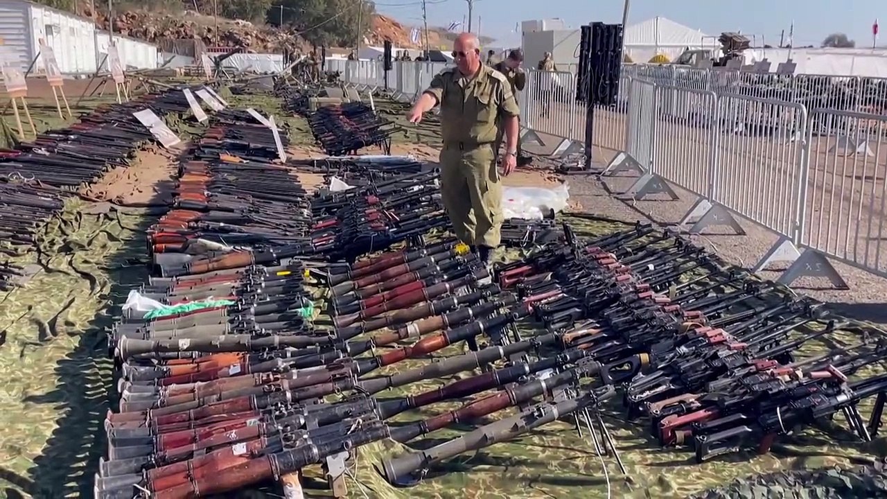الجيش الإسرائيلي يعرض أسلحة يقول إنه استولى عليها من حزب الله
