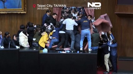 تصاویر ضرب و زور نمایندگان دو حزب رقیب تایوان برای تصاحب جایگاه ریاست مجلس
