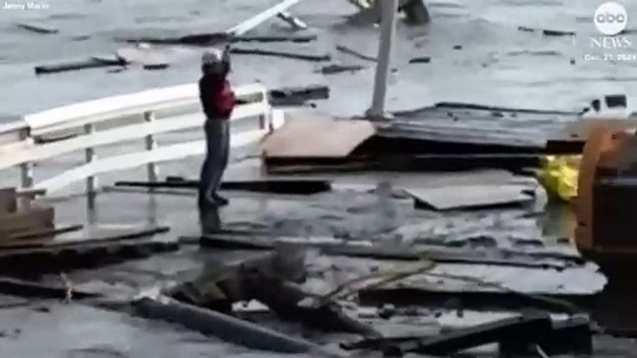 Part_of_Santa_Cruz_wharf_collapses_amid_high_surf_warning_along_California_coast(360p)