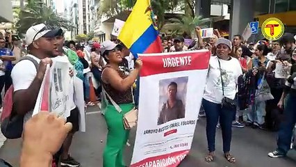 EL MOMENTO PRECISO CUANDO UNO DE LOS 4 INFANTES ES TREPADO AL BALDE DE LA CAMIONETA DE LOS MILITARES