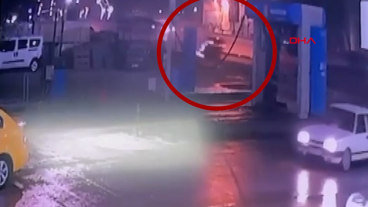 Ankara'da feci kaza; kaza yaptıkları otomobili kontrol ederken otomobil çarptı