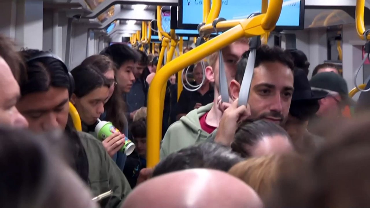NSW government and unions reach resolution for Sydney trains to run on NYE