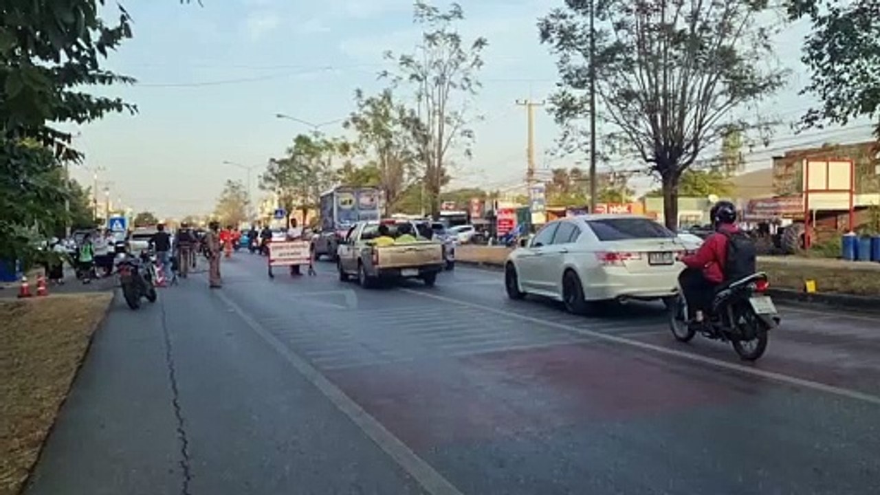 Drink-driver kills policeman, injures students, parents outside school
