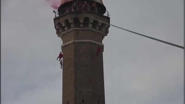 Babbi Natale in corsia, il regalo della polizia a grandi e piccoli pazienti - Video