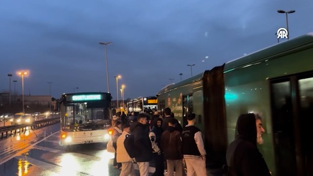 Metrobüs arızalandı yolcular araçtan indirildi