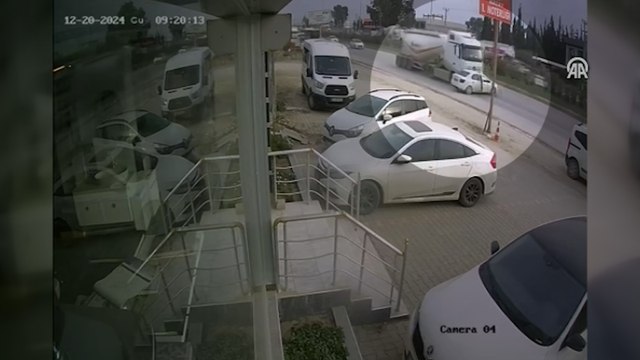 Beton mikseri önüne kattığı otomobili metrelerce sürükledi