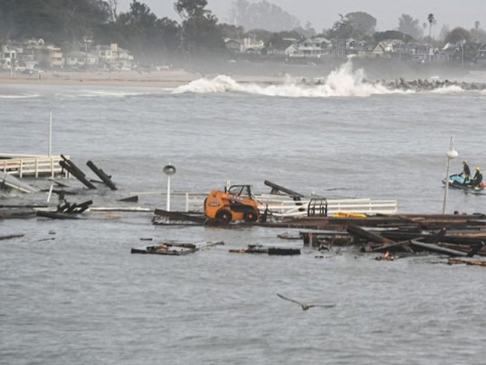 Seebrücke stürzt ein und treibt ins Meer