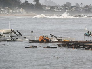 Seebrücke stürzt ein und treibt ins Meer