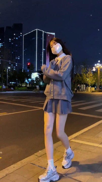 “希望你被这个世界爱着，希望你笑了是真的快乐，愿所有赤诚善良的人，都能被这个世界温柔以待”#希望你被这个世界爱着散步舞