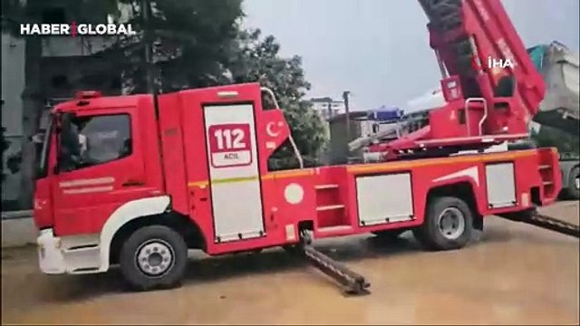 Dalda mahsur kalan kedisi kurtarılınca sevinçten gözyaşı döktü