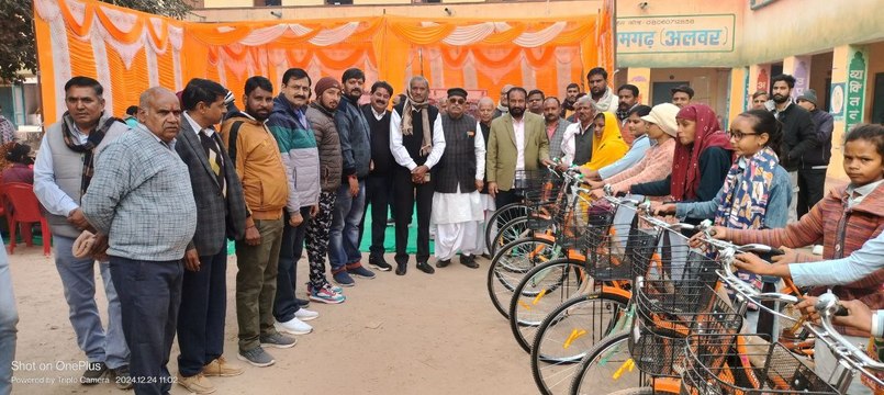 VIDEO: विद्यालय में लैपटॉप और साइकिल वितरण समारोह का आयोजन