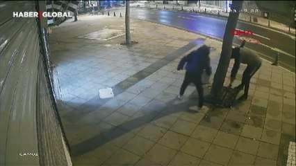 At arabası ile mazgal hırsızlığı: O anlar kamerada