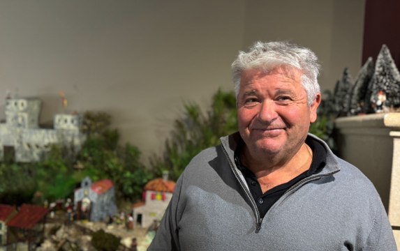 Interview d'André Olacia, créateur d'un une crèche à thème provençal, composée de plus de 200 santons.