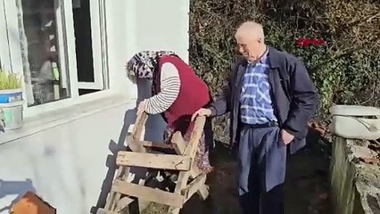 Yaşlı çift heyelan nedeniyle girişi kapanan eve pencereden giriyorlar