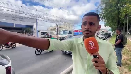 Mulher cai de garupa de motocicleta na Avenida Durval de Góes Monteiro