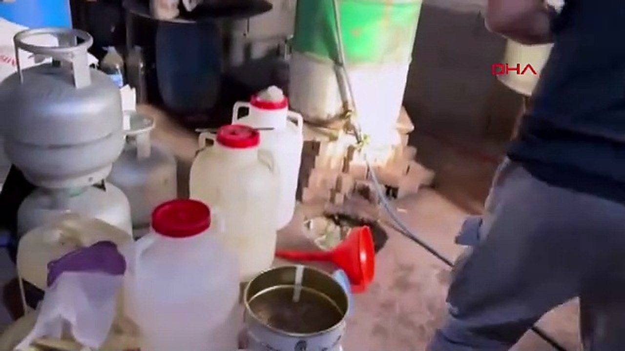 İmalathaneye çevirdiği evinde 1050 litre sahte içki ele geçirildi; 'yılbaşında içecektim' dedi