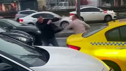 Yol verme kavgasındaki ilginç anlar kamerada