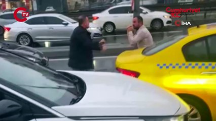 Avcılar'da yol verme kavgasında ilginç anlar