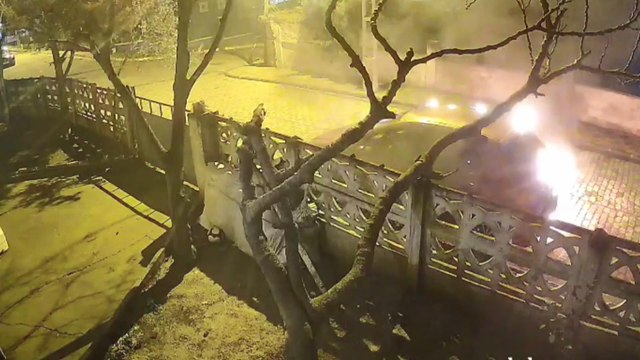 İstanbul'da akıl almaz olay! Park halindeki otomobili benzin döküp yaktı