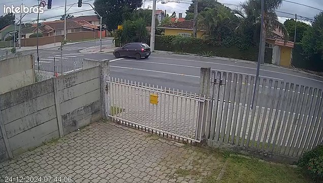 Ônibus de turismo fura sinal vermelho e atinge Ligeirinho em Curitiba