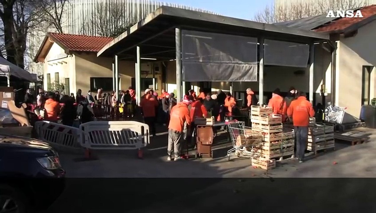 Natale, la coda infinita da Pane Quotidiano a Milano: "5mila passaggi al giorno"