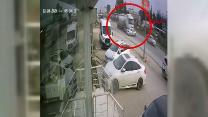 Hatay'da dehşet anları! TIR, çarptığı otomobili 150 metre sürükledi