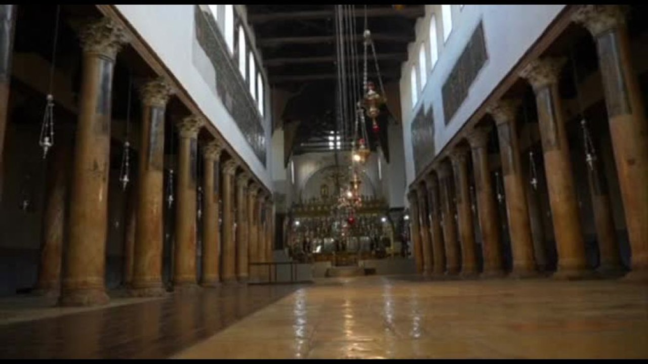 Betlemme, pochi cristiani in preghera nella Chiesa della Natività