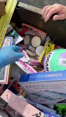 Melanie Diaz remexe no lixo para encontrar objetos em bom estado nos EUA