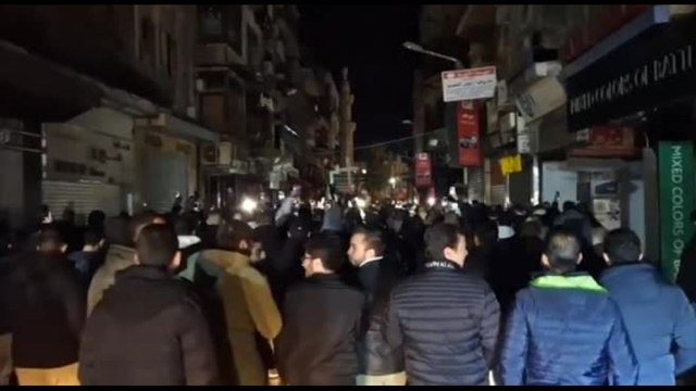 Siria, cristiani protestano a Damasco dopo incendio albero di Natale