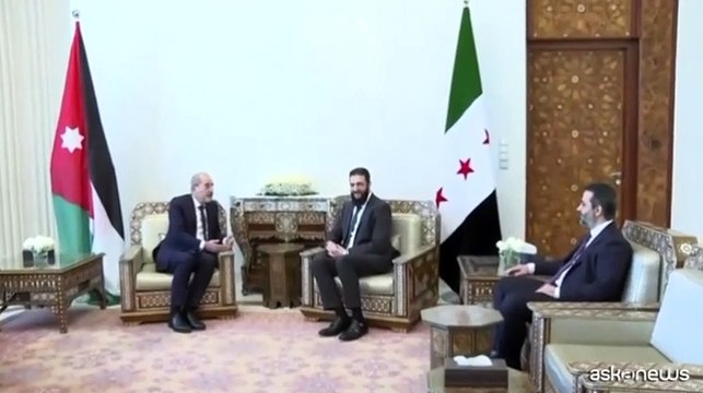 Al-Jolani in giacca e cravatta vede il ministro degli Esteri giordano