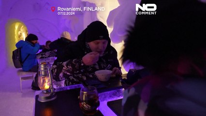 Kuzey Kutup Dairesi'ndeki buzdan restoranda Noel yemeği