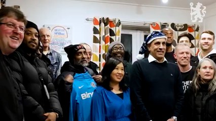 Jugadores del Chelsea llevan donaciones a albergues en víspera de la Navidad